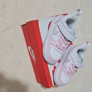 Nike Kids White and Light Pink Velcro Low-Top Sneakers